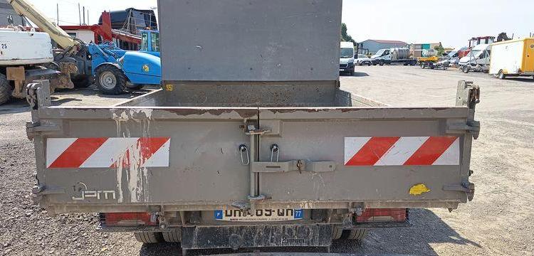 IVECO 35C13 BENNE AVEC COFFRE ACIER DIESEL – 125872 KMS – ANNEE 2015 ROUGE DR-469-QR