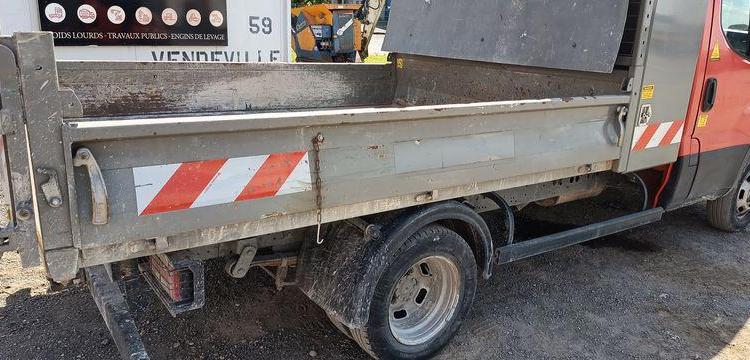 IVECO 35C13 BENNE AVEC COFFRE ACIER DIESEL – 125872 KMS – ANNEE 2015 ROUGE DR-469-QR