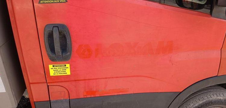 IVECO 35C13 BENNE AVEC COFFRE ACIER DIESEL – 125872 KMS – ANNEE 2015 ROUGE DR-469-QR
