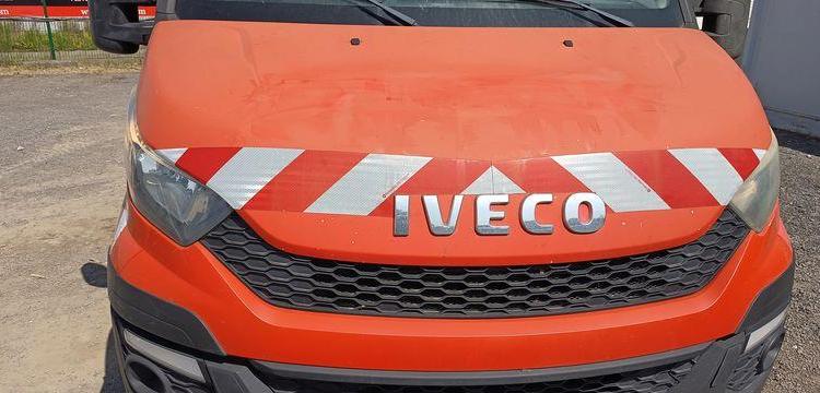 IVECO 35C13 BENNE AVEC COFFRE ACIER DIESEL – 125872 KMS – ANNEE 2015 ROUGE DR-469-QR