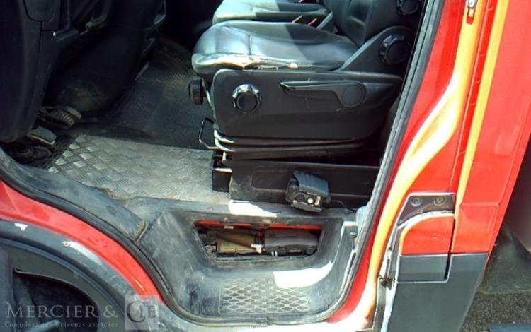 IVECO 35-130 BENNE SIMPLE CABINE COFFRE ROUGE DR-993-QM