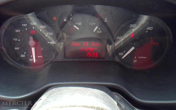 IVECO 35-130 BENNE SIMPLE CABINE COFFRE ROUGE DR-993-QM