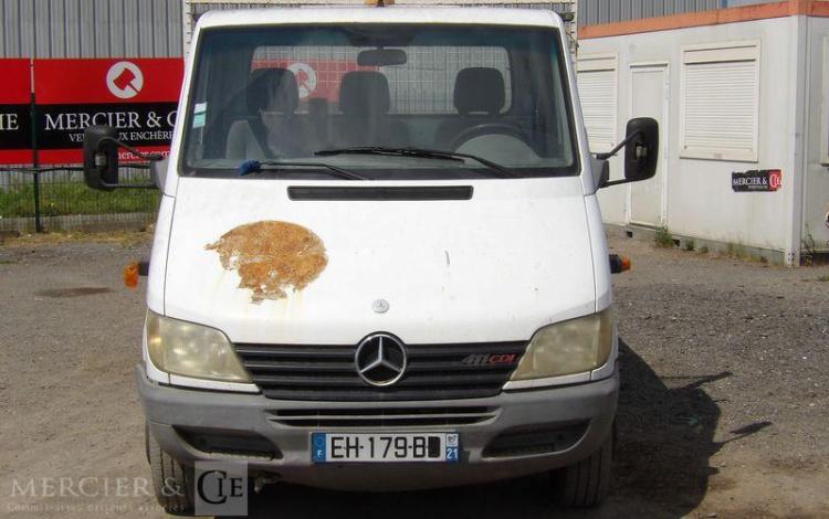 MERCEDES SPRINTER 411 CDI 2,2 D CHASSIS CABINE LONG 109 CV AVEC BENNE – 227626 KMS BLANC EH-179-BD