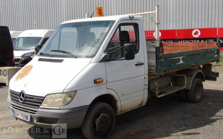 MERCEDES SPRINTER 411 CDI 2,2 D CHASSIS CABINE LONG 109 CV AVEC BENNE – 227626 KMS BLANC EH-179-BD