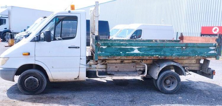 MERCEDES SPRINTER 411 CDI 2,2 D CHASSIS CABINE LONG 109 CV AVEC BENNE – 227626 KMS BLANC EH-179-BD