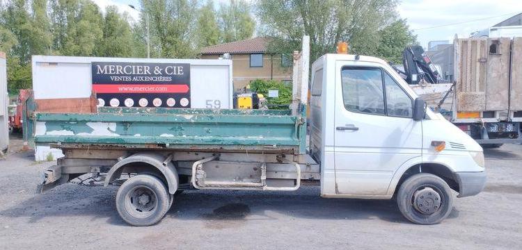 MERCEDES SPRINTER 411 CDI 2,2 D CHASSIS CABINE LONG 109 CV AVEC BENNE – 227626 KMS BLANC EH-179-BD