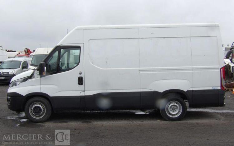 IVECO DAILY 35S14 FOURGON – DIESEL – 91443 KMS – ANNEE 2019 BLANC FH-975-FV