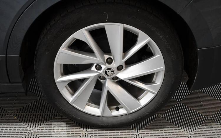 SKODA ENYAQ 60 BEV 180 62KkWh GRIS GD-362-SG