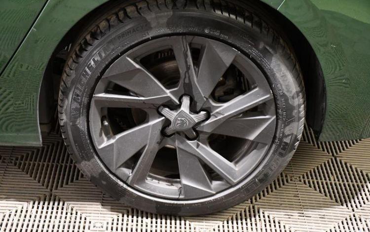 PEUGEOT 308 BERLINE ALLURE PACK PURETECH VERT GM-490-PJ