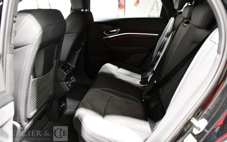 AUDI Q8 NOIR GQ-330-NT