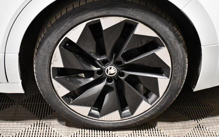 SKODA ENYAQ IV 82 KWH BLANC GQ-953-KT