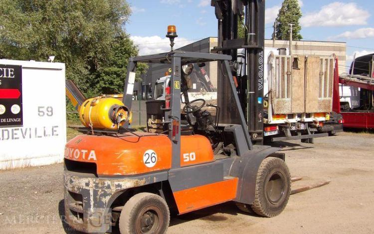 TOYOTA CHARIOT ELEVATEUR FRONTAL 52-6FG45@1030 – GAZ – CAPACITE NOMINALE 5 T – 2510 H  10330