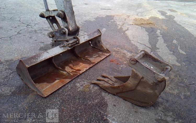 TAKEUCHI MINI PELLE AVEC DEPORT PIED DE FLECHE TB153FR 5.7T 7189H AN2012 GRIS 301412
