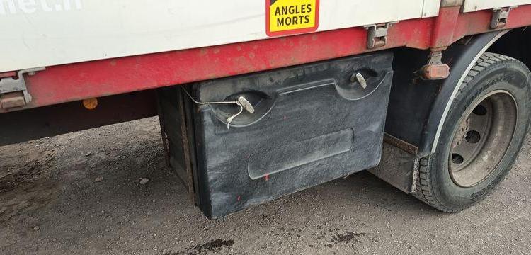 IVECO EUROCARGO 120E24 PLATEAU – PTAC : 11,99 TONNES – 485762 KMS – ANNEE 2004 BORDEAUX AL-033-HK