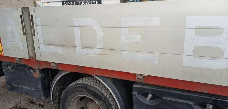 IVECO EUROCARGO 120E24 PLATEAU – PTAC : 11,99 TONNES – 485762 KMS – ANNEE 2004 BORDEAUX AL-033-HK