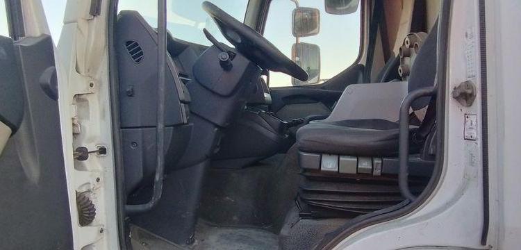 RENAULT PORTEUR MIDLUM 270 DXI AVEC HAYON D’HOLLANDIA – NON ROULANT – AN 2010 BLANC AT-587-NM