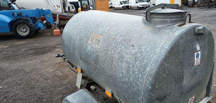 HUBIERE TONNE A EAU 1 ESSIEU PTAC 750 KGS  CQ-593-WM
