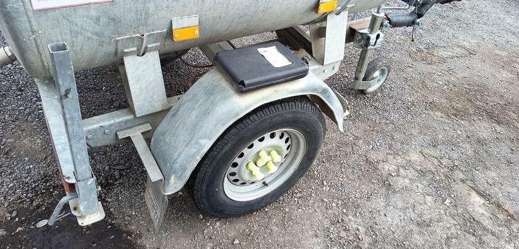 HUBIERE TONNE A EAU 1 ESSIEU PTAC 750 KGS  CQ-593-WM