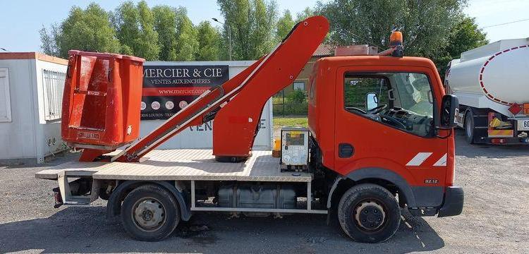 NISSAN CABSTAR  AVEC NACELLE INF 12M FRANCE ELEVATEUR ROUGE DL-099-HA