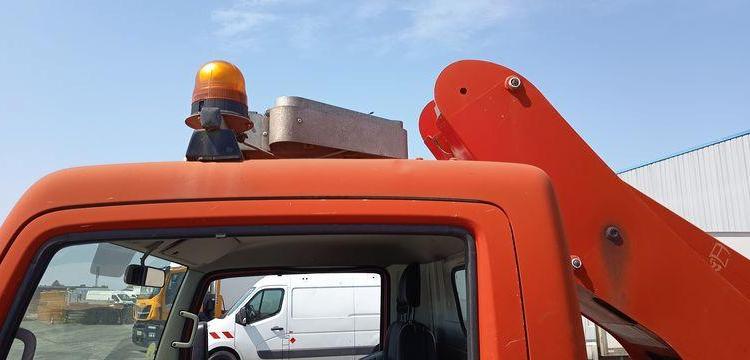 NISSAN CABSTAR  AVEC NACELLE INF 12M FRANCE ELEVATEUR ROUGE DL-099-HA