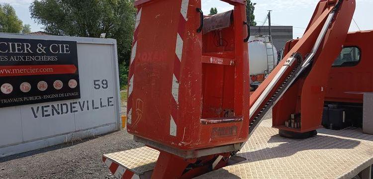NISSAN CABSTAR  AVEC NACELLE INF 12M FRANCE ELEVATEUR ROUGE DL-099-HA