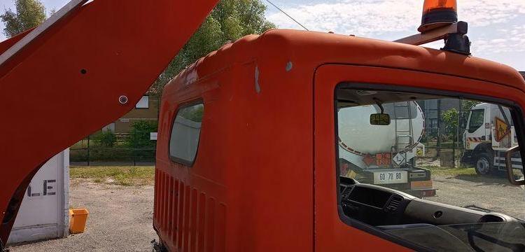 NISSAN CABSTAR  AVEC NACELLE INF 12M FRANCE ELEVATEUR ROUGE DL-099-HA