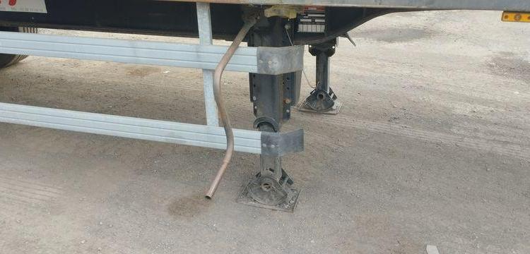 SRT SEMI REMORQUE PLATEAU SRD3 38C – 3 ESSIEUX PTAC 34 TONNES – 22762 KMS – AN 2004  DS-219-TL