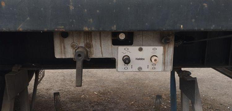 SRT SEMI REMORQUE PLATEAU SRD3 38C – 3 ESSIEUX PTAC 34 TONNES – 22762 KMS – AN 2004  DS-219-TL