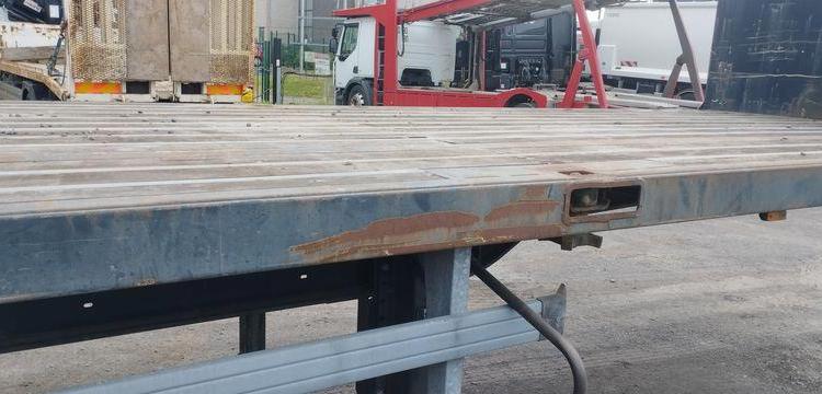 SRT SEMI REMORQUE PLATEAU SRD3 38C – 3 ESSIEUX PTAC 34 TONNES – 22762 KMS – AN 2004  DS-219-TL