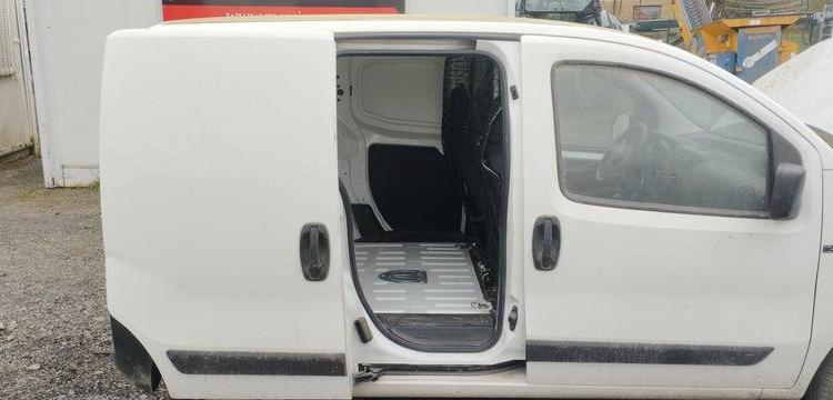 PEUGEOT BIPPER 1,3 HDI FAP BLUE LION 75CV – DIESEL – 107149 KMS – ANNEE 2015 BLANC DS-587-MH