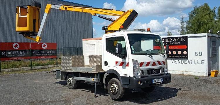 NISSAN CABSTAR AVEC NACELLE BLANC DW-708-LM