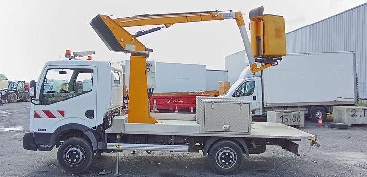NISSAN CABSTAR AVEC NACELLE BLANC DW-708-LM