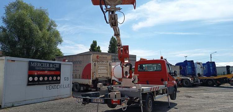 MULTITEL DAILY  AVEC NACELLE INF 12 M – ROUGE DZ-851-XJ