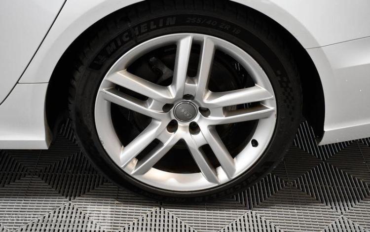 AUDI A6 BREAK BLANC EJ-704-EG