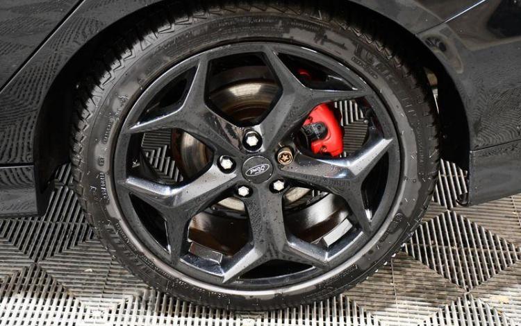 FORD FOCUS ST 2,0 250CH ECOBOOST NOIR EK-189-HC