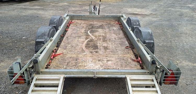 HUBIERE REMORQUE PORTE ENGIN 2 ESSIEUX PTAC 2,5 TONNES – ANNEE 2017  EK-492-XA