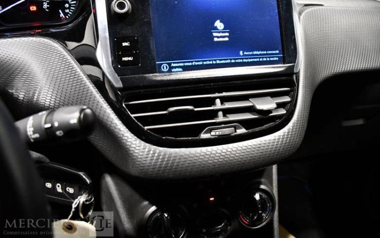 PEUGEOT 208 1,2 PURETECH STYLE NOIR ET-512-TQ