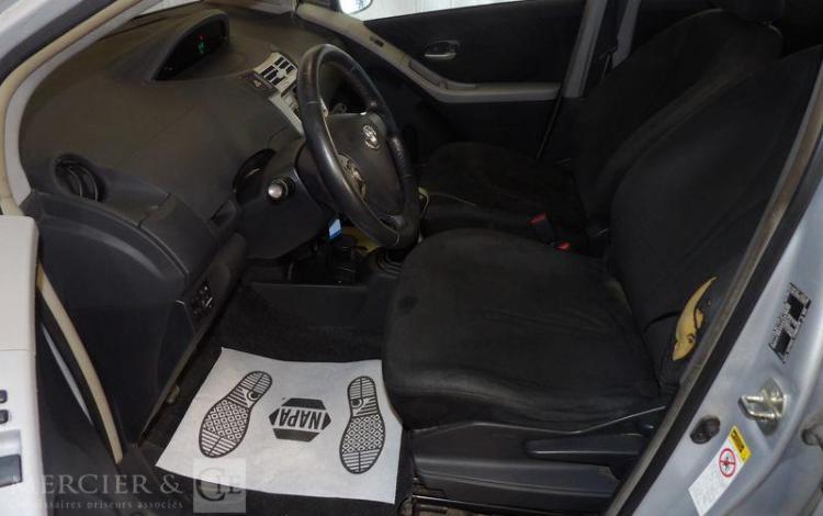 TOYOTA YARIS 1.3 VVTI 85CH NAVIMEDIA GRIS ET-761-HF