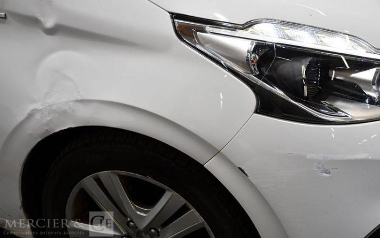 PEUGEOT 208 STYLE PURE TECH 82 BLANC EX-411-GM