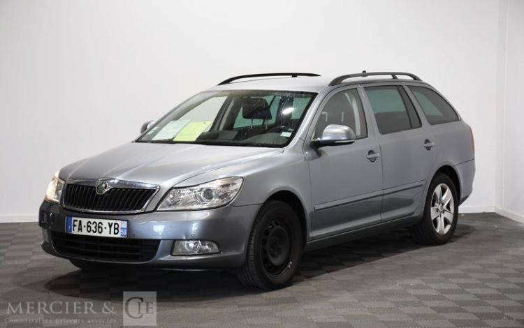SKODA OCTAVIA COMBI 1,6 TDI 105 AMBITION 4X2 GRIS FA-636-YB