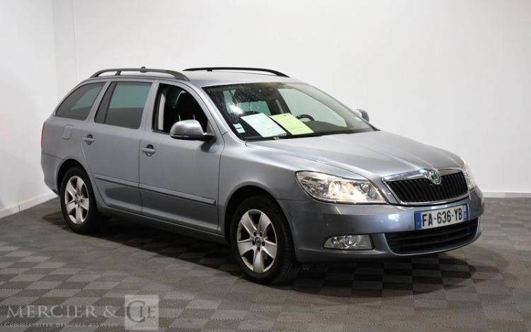 SKODA OCTAVIA COMBI 1,6 TDI 105 AMBITION 4X2 GRIS FA-636-YB