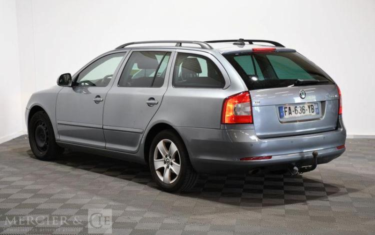 SKODA OCTAVIA COMBI 1,6 TDI 105 AMBITION 4X2 GRIS FA-636-YB