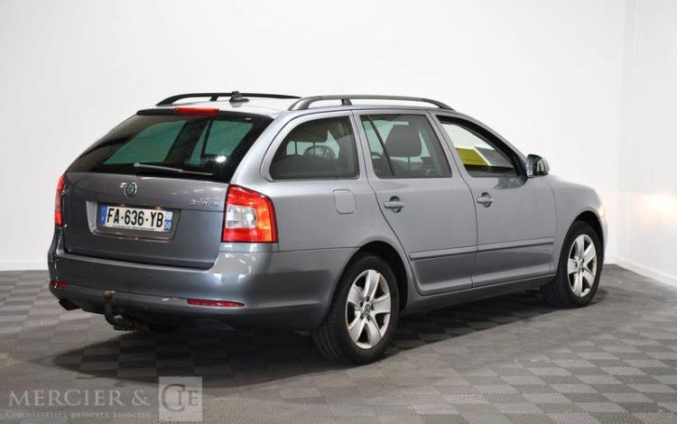 SKODA OCTAVIA COMBI 1,6 TDI 105 AMBITION 4X2 GRIS FA-636-YB