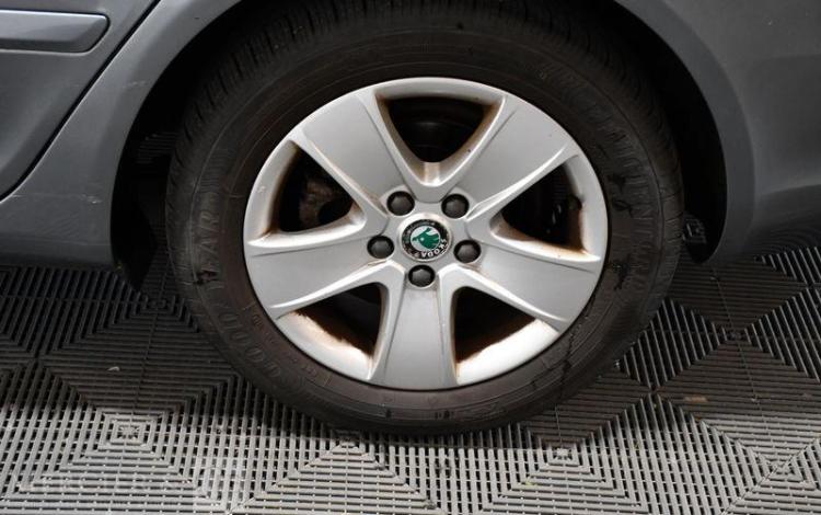 SKODA OCTAVIA COMBI 1,6 TDI 105 AMBITION 4X2 GRIS FA-636-YB