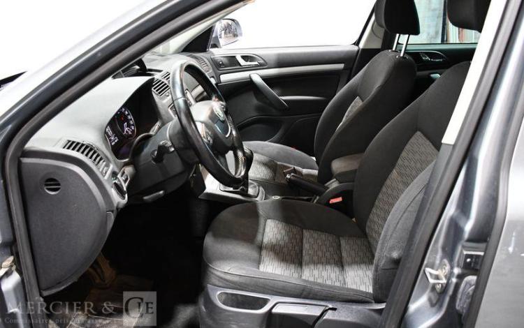 SKODA OCTAVIA COMBI 1,6 TDI 105 AMBITION 4X2 GRIS FA-636-YB