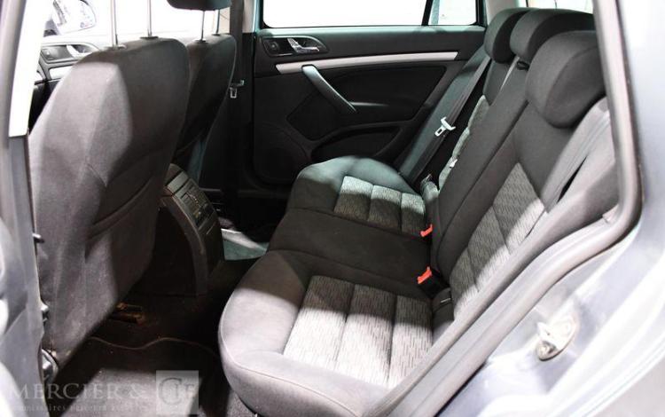 SKODA OCTAVIA COMBI 1,6 TDI 105 AMBITION 4X2 GRIS FA-636-YB