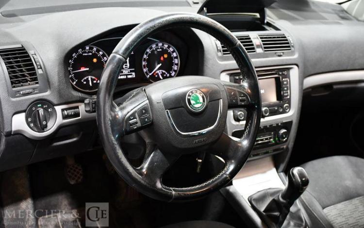 SKODA OCTAVIA COMBI 1,6 TDI 105 AMBITION 4X2 GRIS FA-636-YB