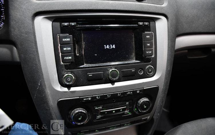 SKODA OCTAVIA COMBI 1,6 TDI 105 AMBITION 4X2 GRIS FA-636-YB