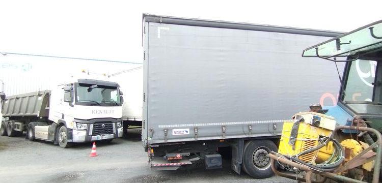 SCHMITZ SEMI-REMORQUE BACHEE 3 ESSIEUX AVEC HAYON DHOLLANDIA 2000KG – PTAC 39 TONNES  FB-609-YF