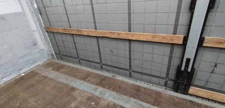 SCHMITZ SEMI-REMORQUE BACHEE 3 ESSIEUX AVEC HAYON DHOLLANDIA 2000KG – PTAC 39 TONNES  FB-609-YF